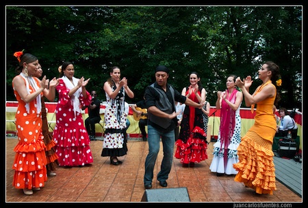 Edwin Aparicio with dancers of Flamenco Aparicio